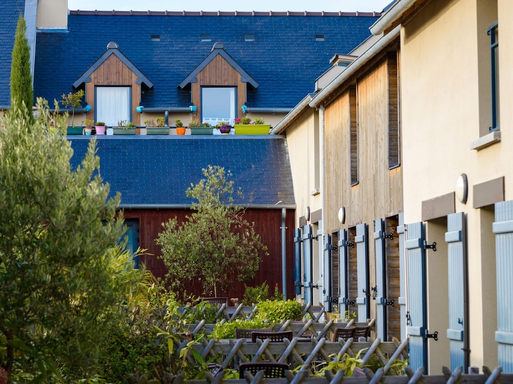 Beautiful Luxury Apartment Near a Breton Oyster Village — 4-Star Luxury Hotel in Cancale, France