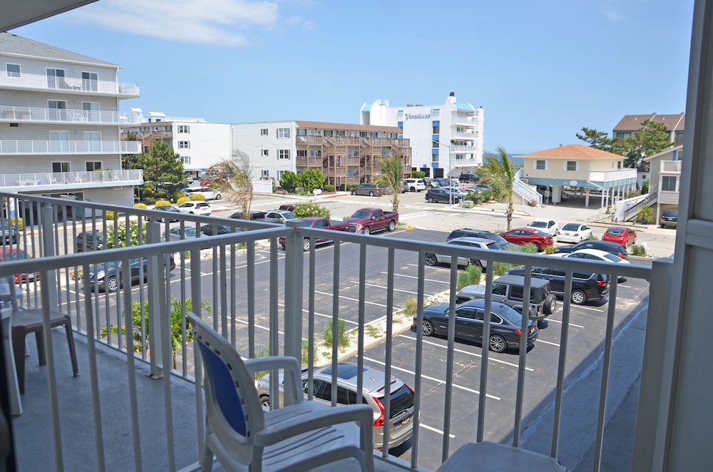 Coastal Palms Inn & Suites - photo 33