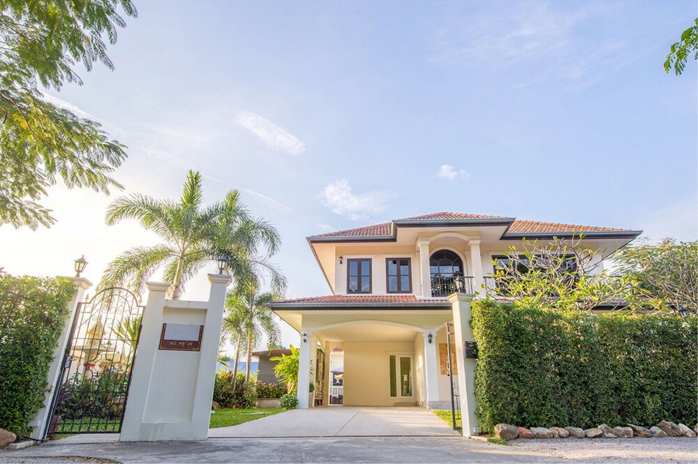 Baan Big Family Pool Villa — 4-Star Luxury Hotel in Hua Hin, Thailand