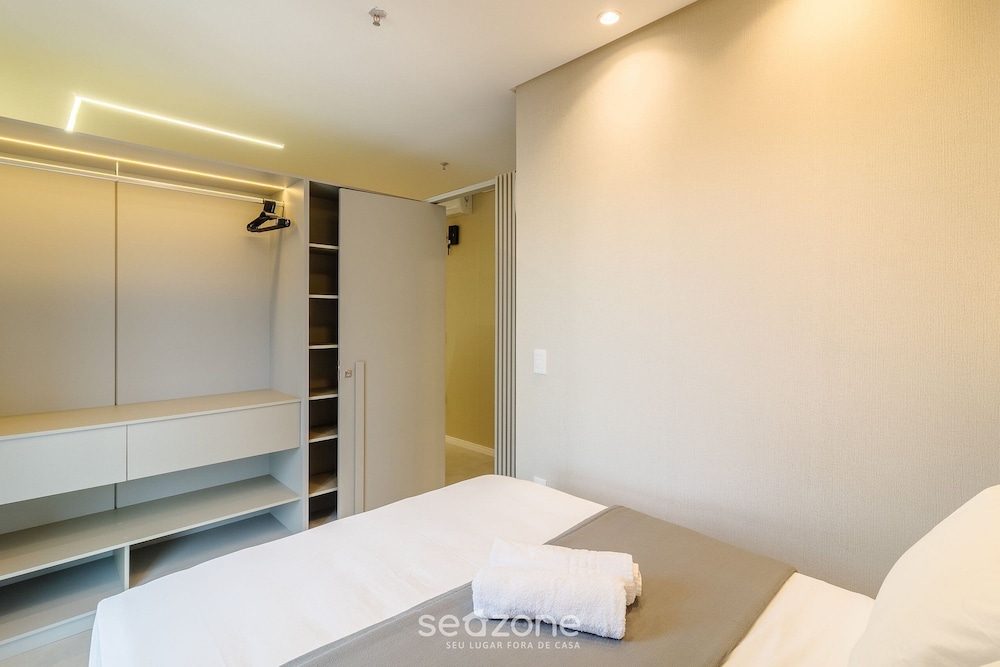 Your Exclusive Stay Just Steps From the sea in Meia Praia FFS II