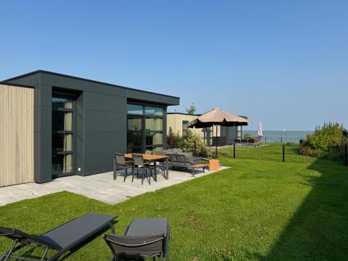 Enkhuizer Strand Chalet Möwennest Zweite Reihe Haus Nr 261 — 4-Star Luxury Hotel in Enkhuizen, Netherlands