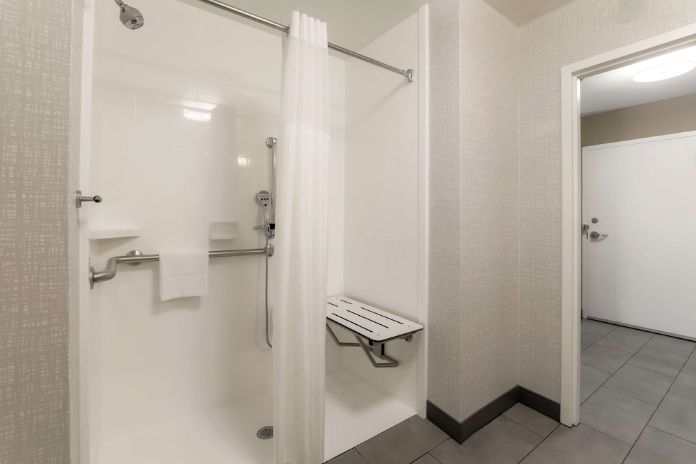 Hampton Inn & Suites Pittsburgh Downtown - photo 27
