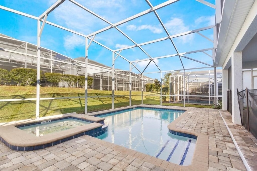 1562Ol — 4-Star Luxury Hotel in Davenport, United States