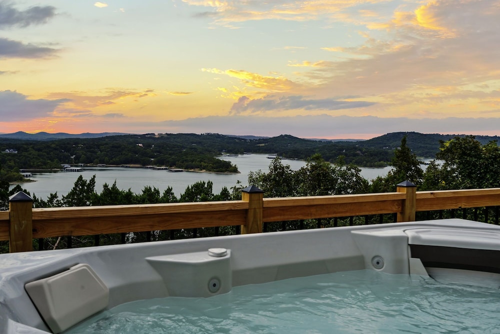 Table Rock Manor at Whitefish Bay in Branson, United States