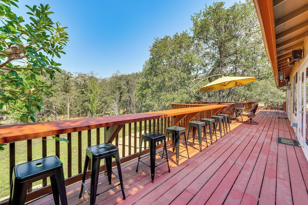 8 Mi to Jacksonville: Oregon Getaway w Deck in Jacksonville, United States