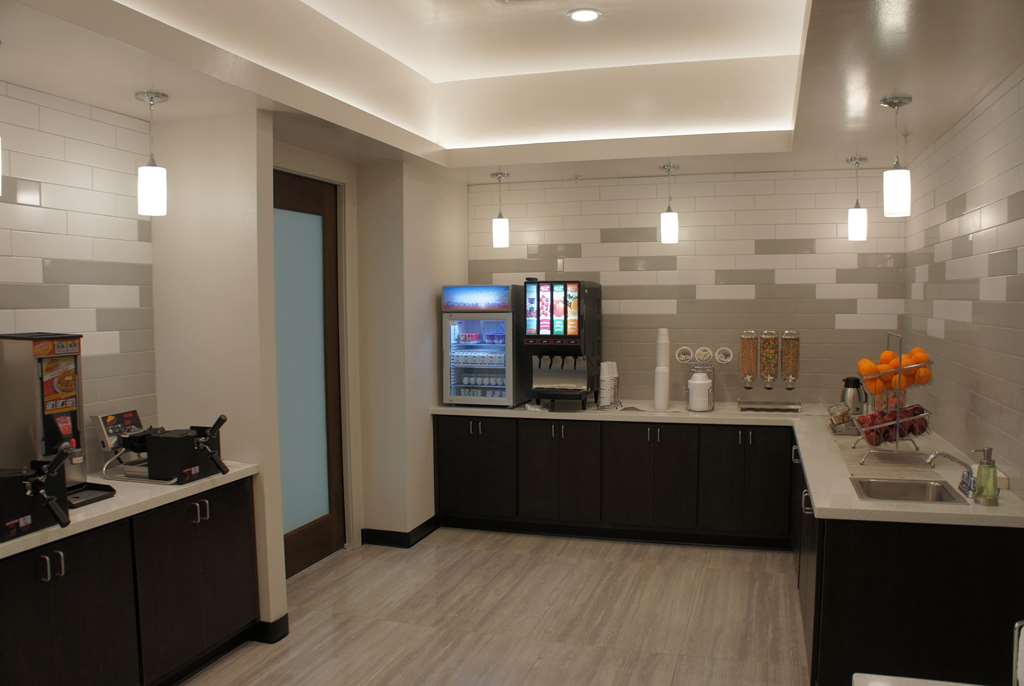 La Quinta Inn & Suites by Wyndham Mobile - photo 23
