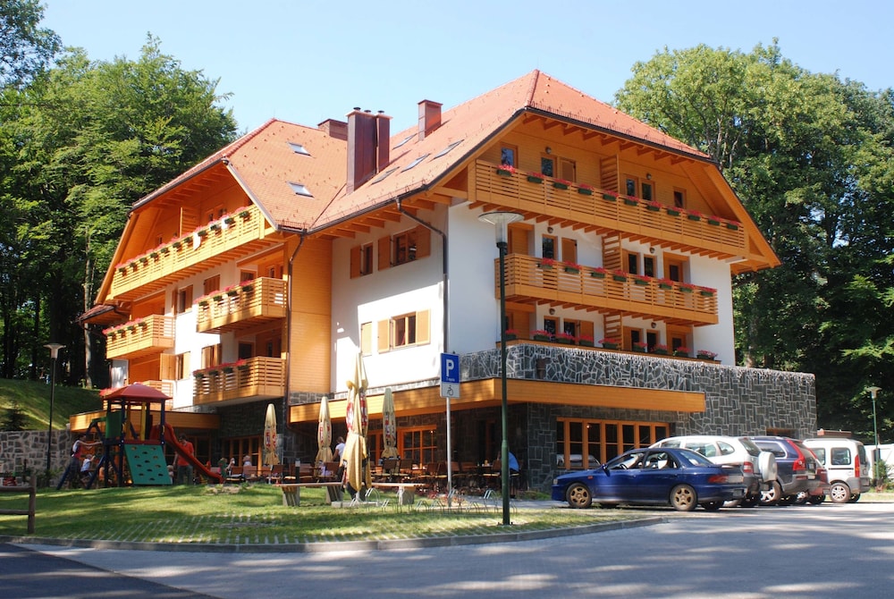 Aparthotel Snjezna Kraljica — 4-Star Luxury Hotel in Stubicke Toplice, Croatia