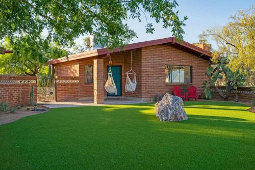 Spacious casita with desert and mountain views in Tucson, United States