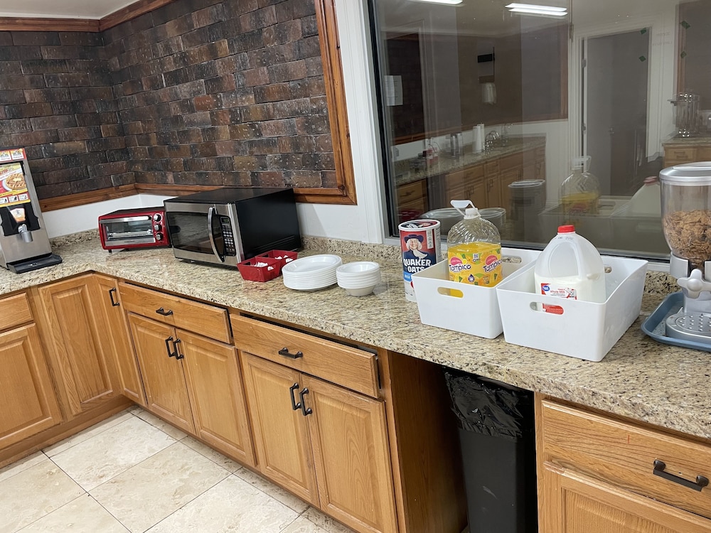 B&J Hotel and Apartment - photo 19