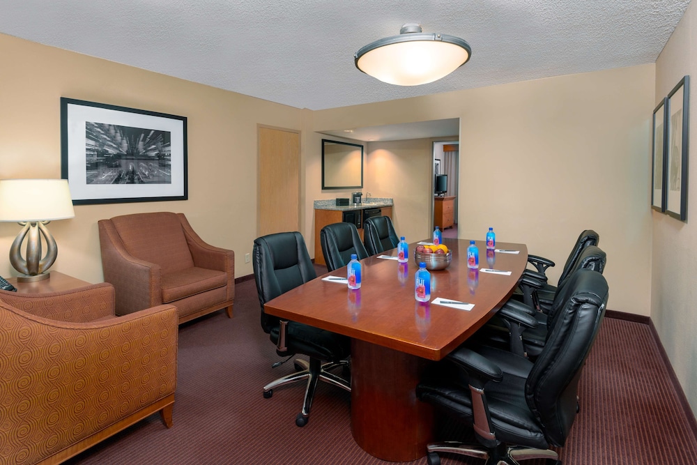 Embassy Suites by Hilton Kansas City International Airport - photo 15