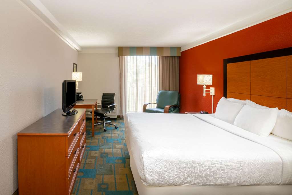 La Quinta Inn & Suites by Wyndham Nashville Airport Opryland - photo 52