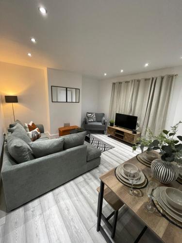 Luxury 3 Bed House 10 min walk from Dartford Town Centre Fully Refurbished — 4-Star Luxury Hotel in Dartford, United Kingdom