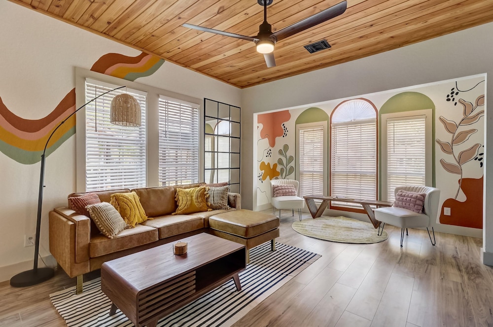 The Retro Retreat Close to Downtown Fort Sam - featured photo