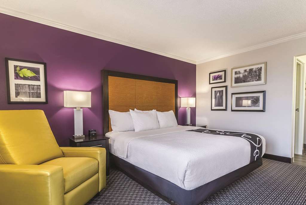 La Quinta Inn & Suites by Wyndham Univ Area Chapel Hill - photo 26