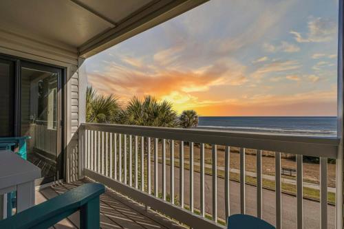 Stunning Oceanfront Condo The Crows Nest — 4-Star Luxury Hotel in Myrtle Beach, United States