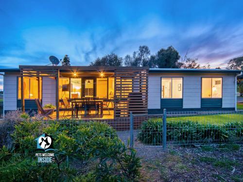 Nordic Retro Beach House at Port Elliot — 4-Star Luxury Hotel in Port Elliot, Australia