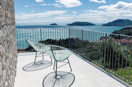 Torretta House in a Private Park on Lerici hills shared Pool Tennis AC parking next door additional parking in Lerici Cooking Lesson and Wine Tasting — 4-Star Luxury Hotel in Lerici, Italy