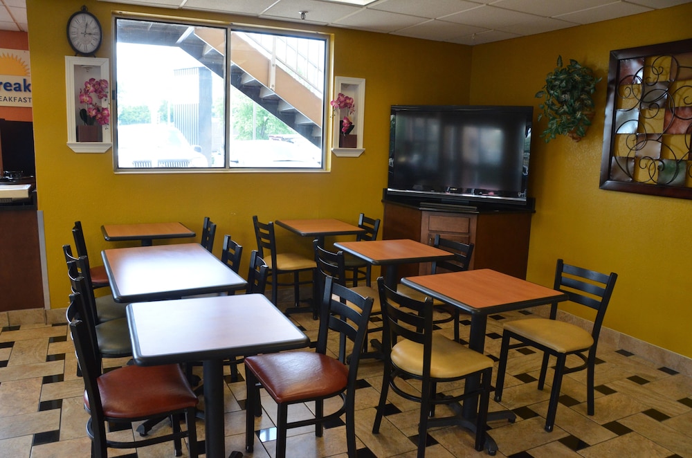 Days Inn by Wyndham Nashville Airport - photo 28