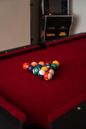Contractor Friendly 3 Bed Games Room Pool Table - last minute hotel in Unknown City