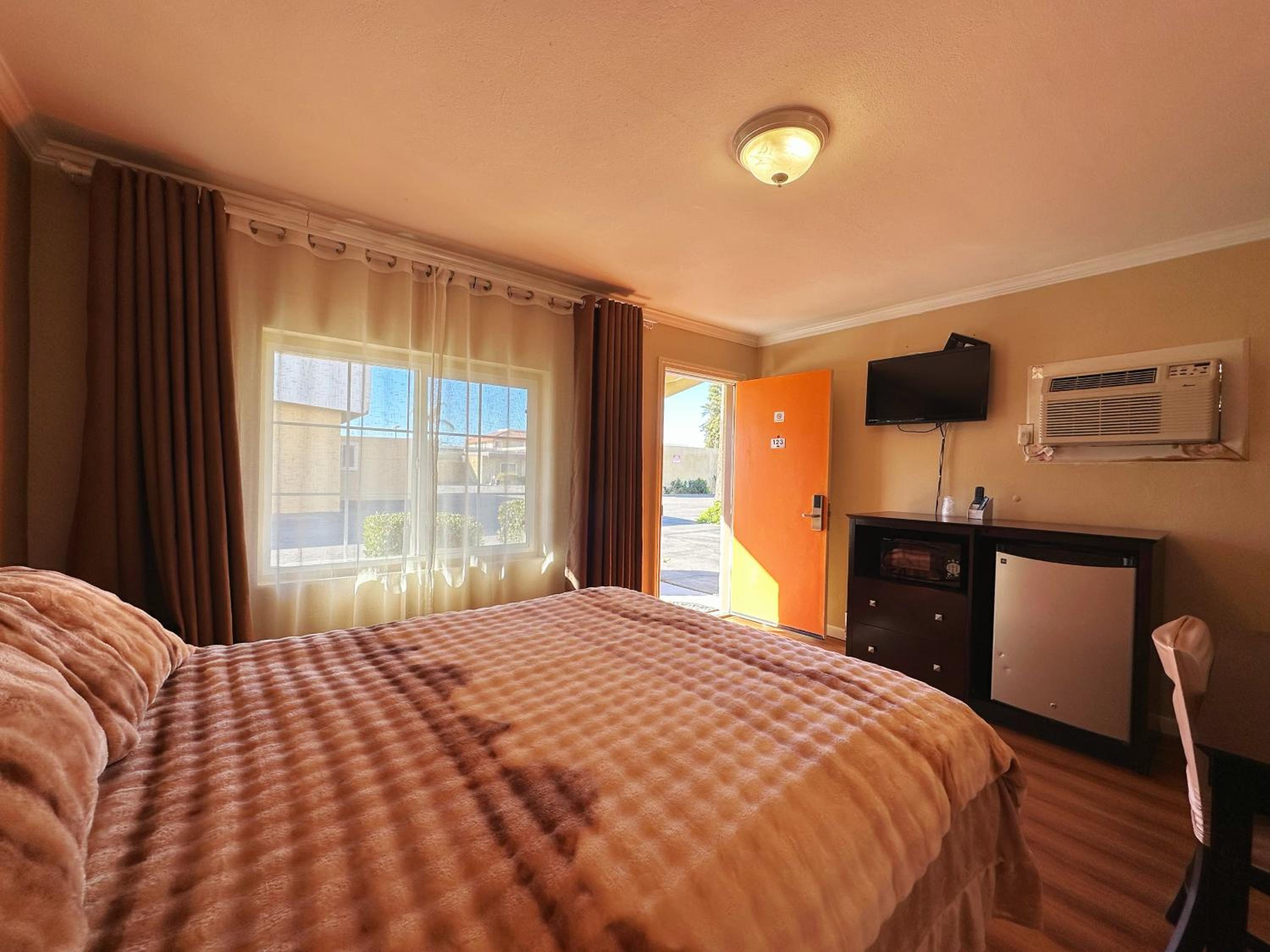 Royal Inn and Suites - photo 12
