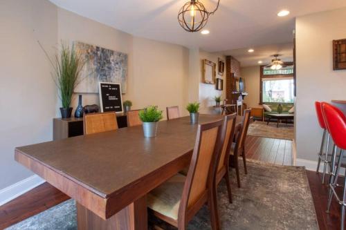 Light and Bright Renovated Farmhouse in the City — 4-Star Luxury Hotel in Pittsburgh, United States
