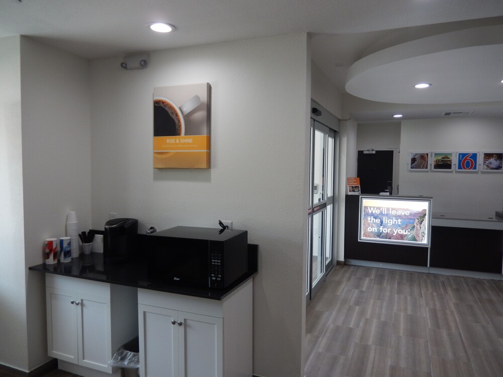 Motel 6 Houston TX Downtown North - photo 4