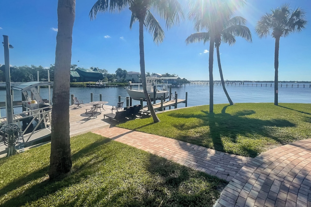 Pool Dock and Kayaks Waterfront Palmetto Home — 4-Star Luxury Hotel in Palmetto, United States