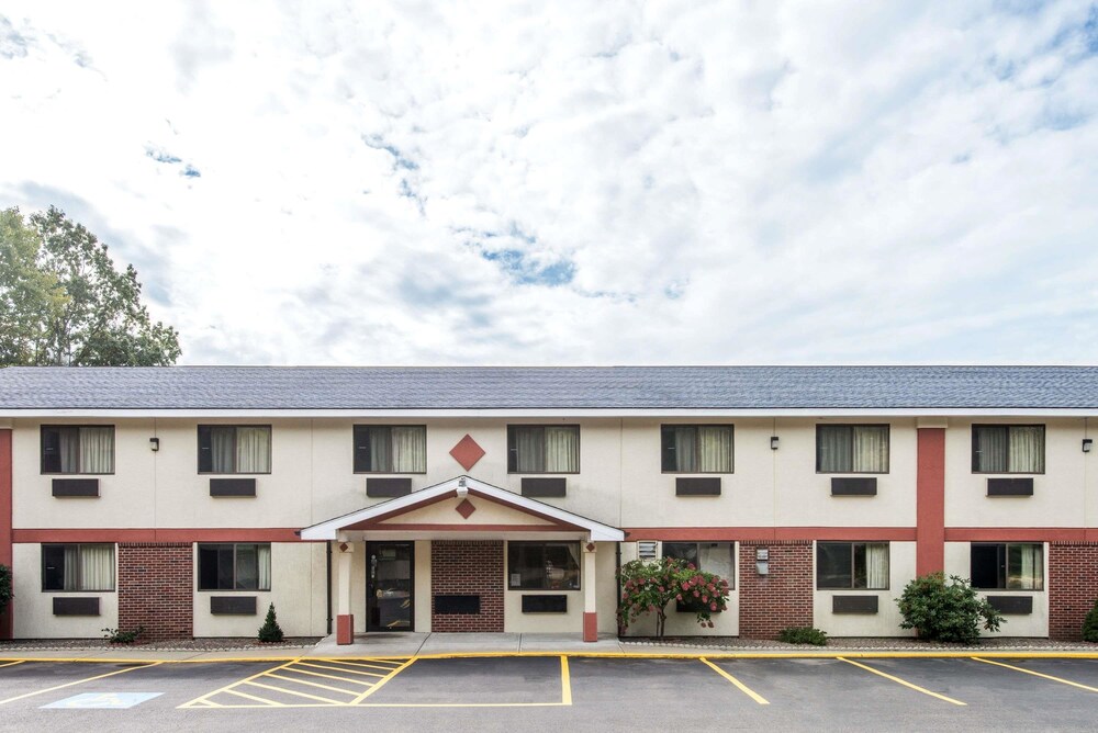 Super 8 by Wyndham Gardner - last minute hotel in Gardner