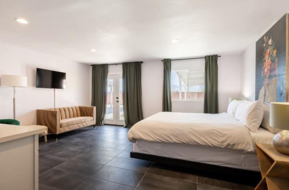 Desert Hot Springs Inn - photo 4