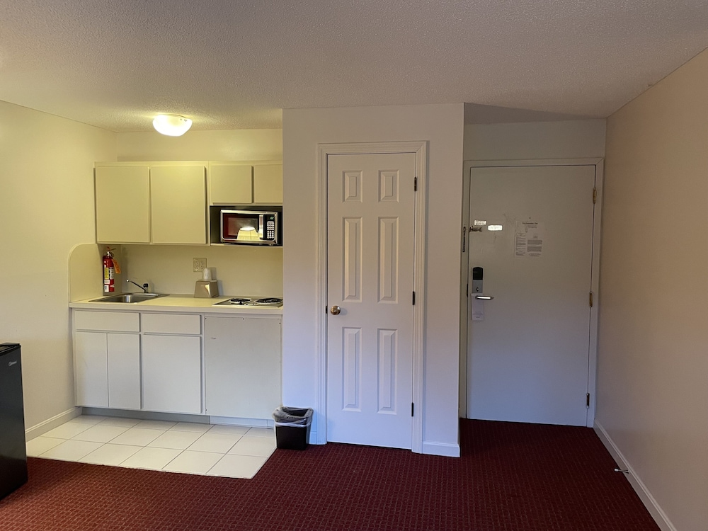 Gold Star Inn & Suites - photo 18