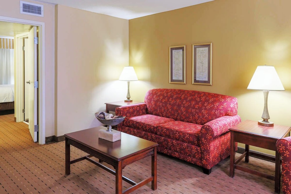 MCM Eleganté Hotel & Suites - photo 10