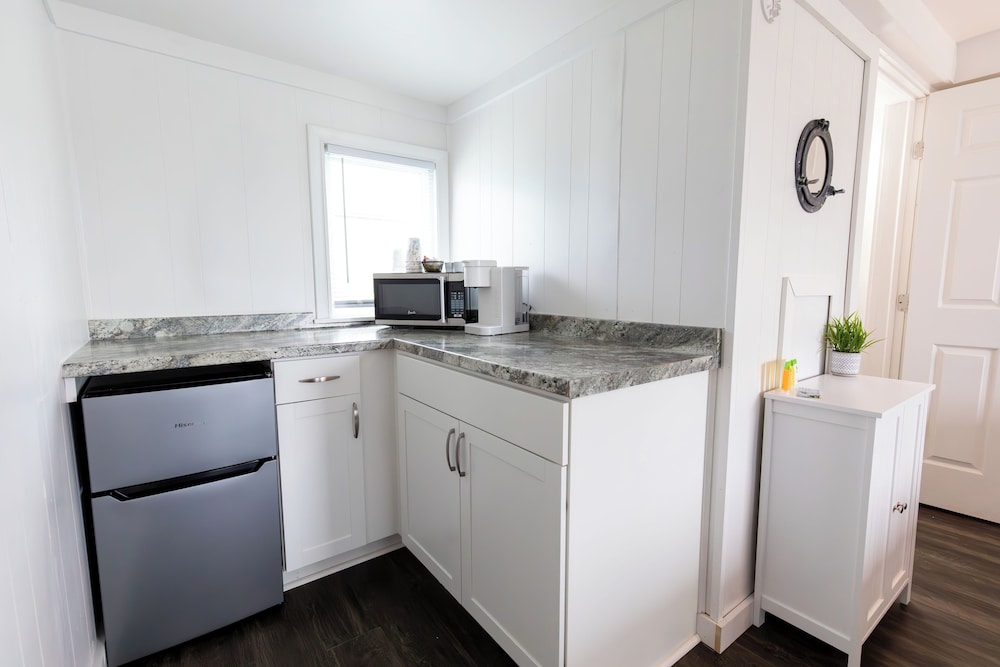 Anchor Bay Inn and Suites - photo 24