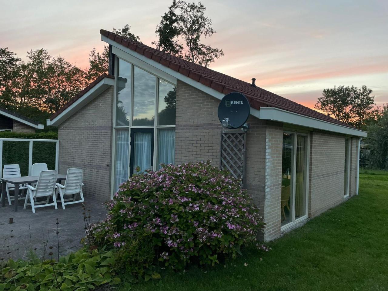 Huisje Earrebarre — hotel in Tzummarum