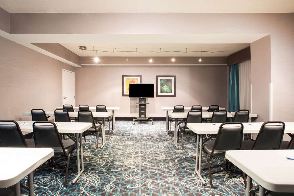 La Quinta Inn & Suites by Wyndham Lynchburg at Liberty Univ. - photo 43