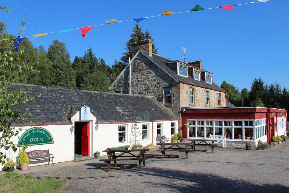 Invershin Hotel Bunkhouse & Bar - carbon neutral hotel in Highland