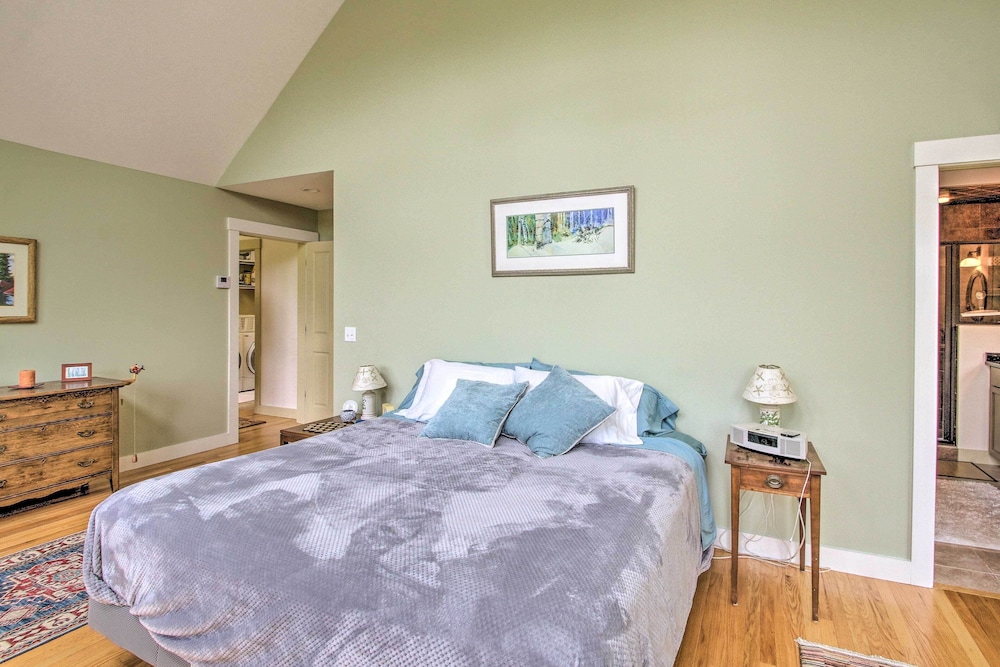 Home with Fire Pit 7 Mi To Attitash Mtn Resort in Jackson, United States