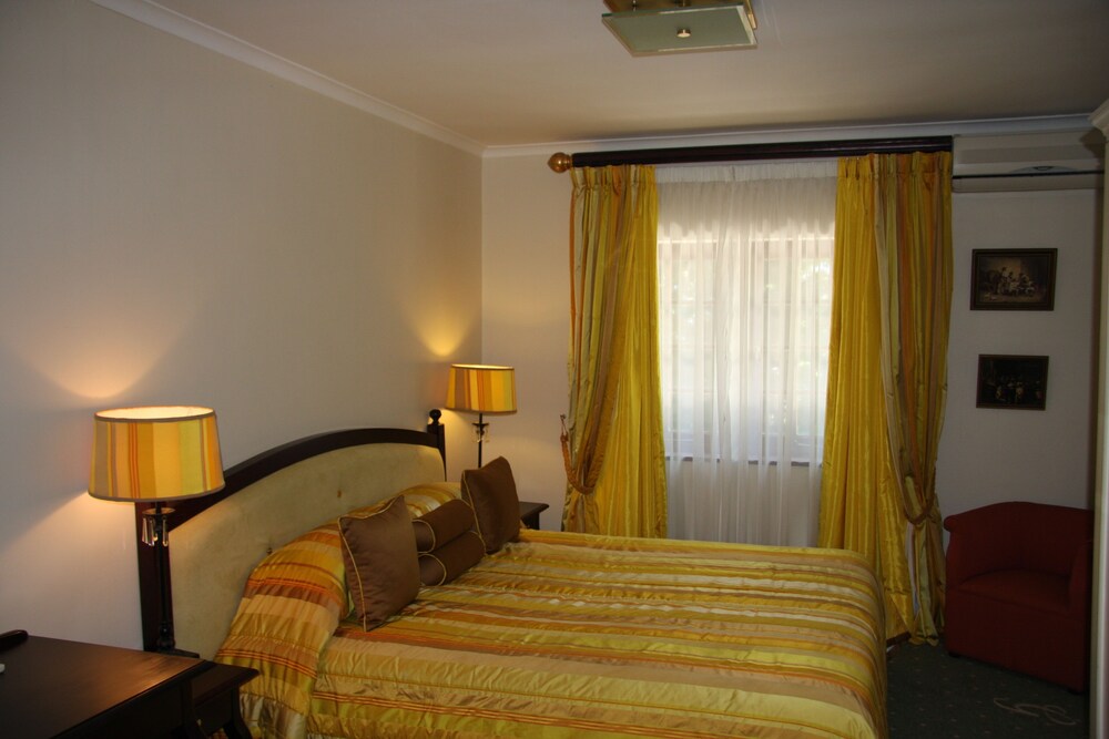 Greenways Manor Guesthouse — 5-Star Luxury Hotel in Cape Town, South Africa