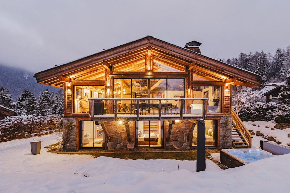 Chalet Black Squirrel Luxury Retreat With hot tub Sauna — 4-Star Luxury Hotel in Chamonix-Mont-Blanc, France