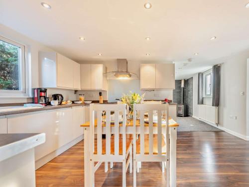 2 Bed In Llwyncelyn 94044 — Aberaeron