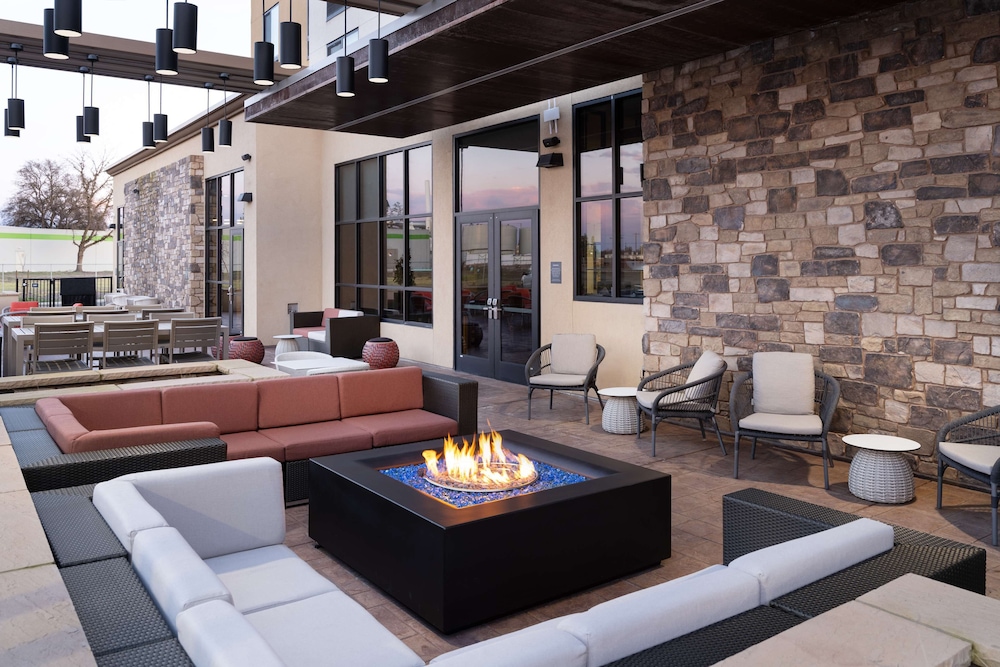 Hilton Garden Inn Visalia - photo 36