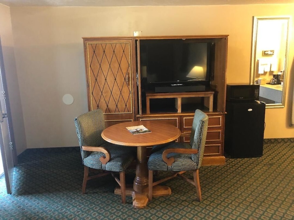 Riverton Inn & Suites - photo 12