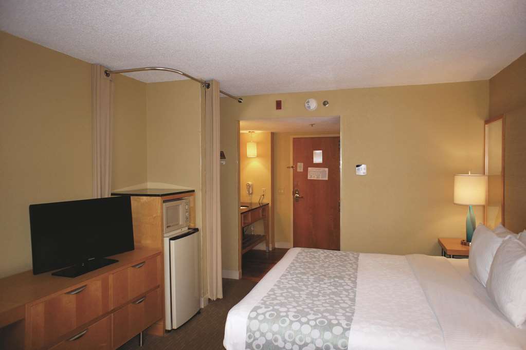 La Quinta Inn & Suites by Wyndham Sarasota Downtown - photo 13