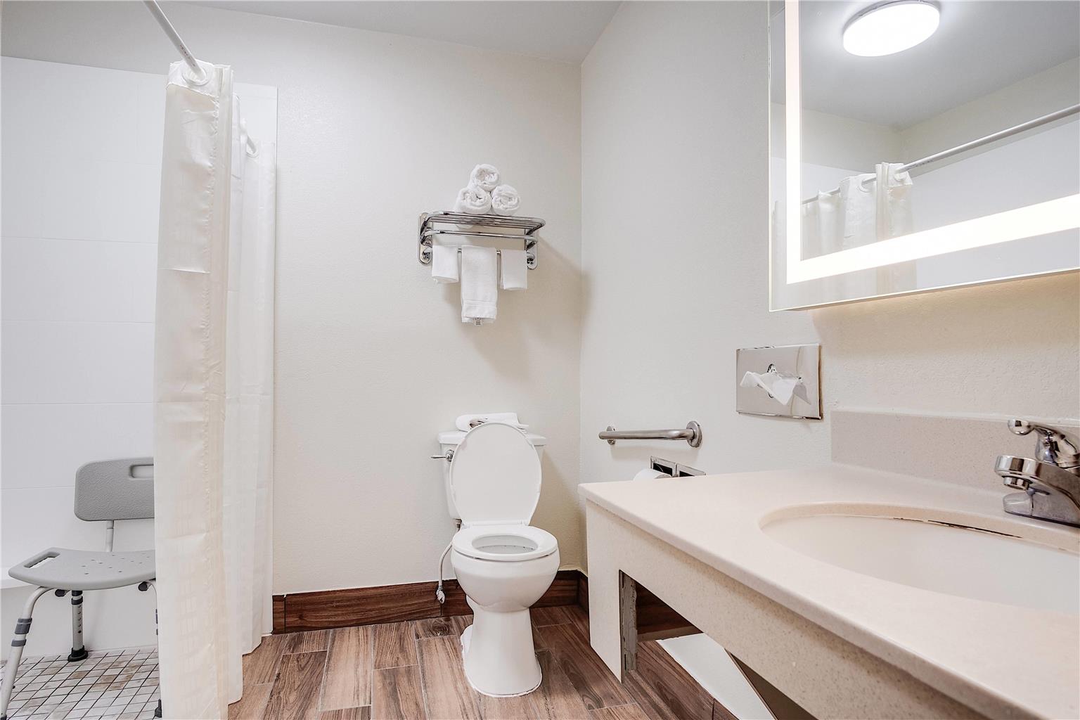 Cottonwood Suites Savannah Hotel & Conference Center - photo 16