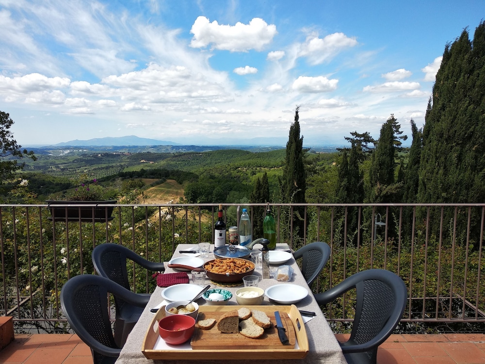 Agriturismo Le Case di San Vivaldo — 4-Star Luxury Hotel in Montaione, Italy