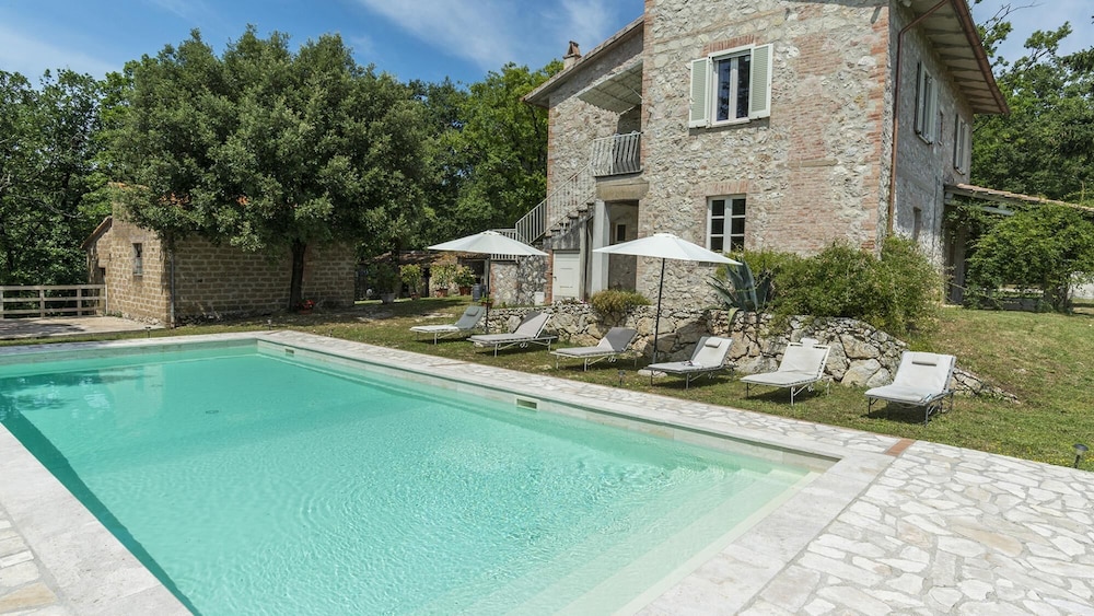Villa La Corte 6 Emma Villas — 4-Star Luxury Hotel in Montecastrilli, Italy
