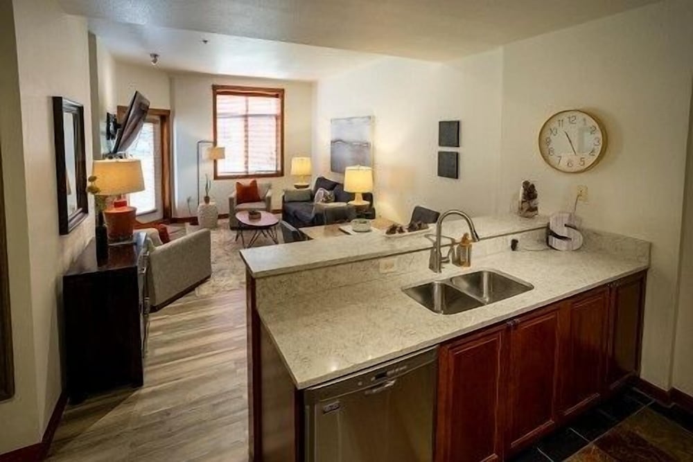 3106 One Bedroom Den Deluxe Powderhorn Lodge 1 Hotel Room by RedAwning - photo 10