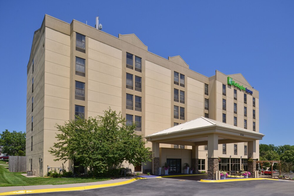 Holiday Inn Express Suites Central Omaha By Ihg — Omaha