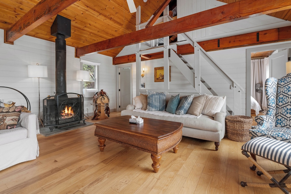 Enchanted Hideaway Newly remodeled with Hot Tub and Lake Views — 4-Star Luxury Hotel in Big Bear Lake, United States