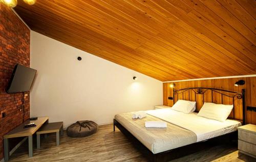 Top Location Cozy Wooden Ceiling Apt by Wehost