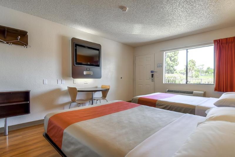 Motel 6 Carlsbad Downtown - photo 3